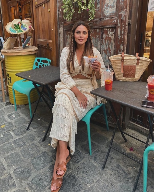 زينب فياض بفستان كريمي وحقيبة من Loewe