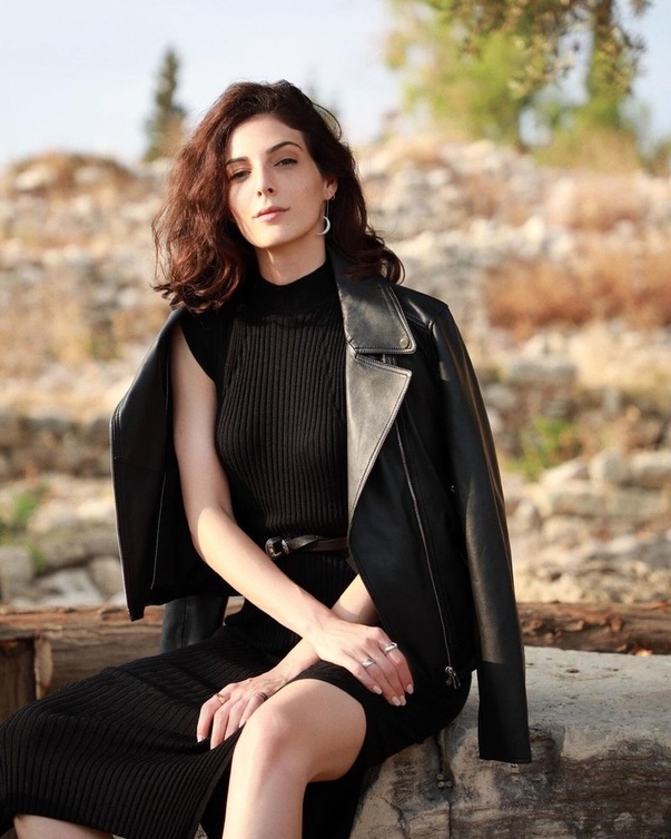 اطلالة عملية سوداء لرزان جمال