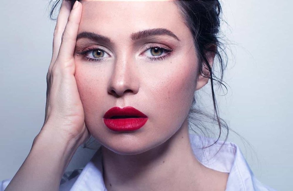 يسرا اللوزي بمكياج جذاب