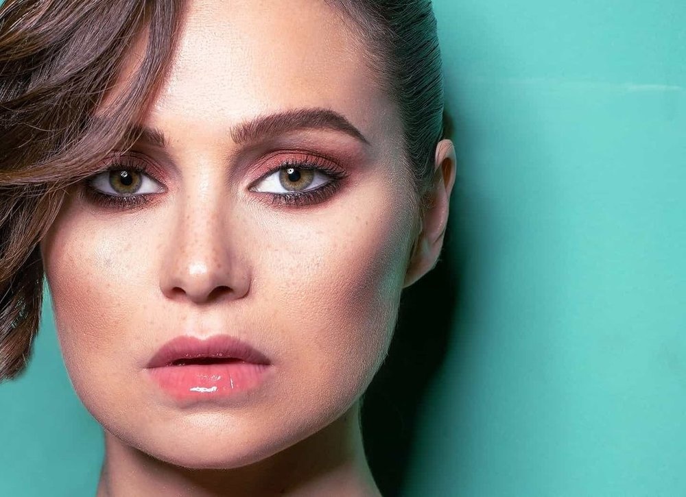 يسرا اللوزي بمكياج وردي