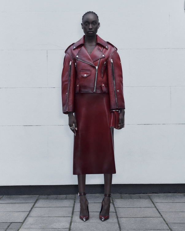  لوك من الجلد الأحمر من Alexander McQueen