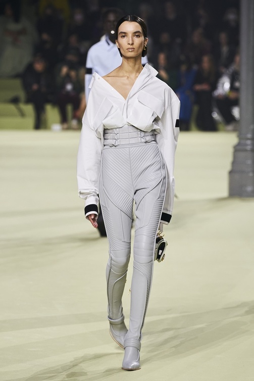 تنسيق القميص الأبيض بأسلوب لافت مميّز من Balmain