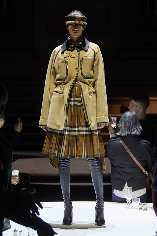 تنسيق تنانير الكارو والبليسيه مع الجاكيت بأسلوب Burberry
