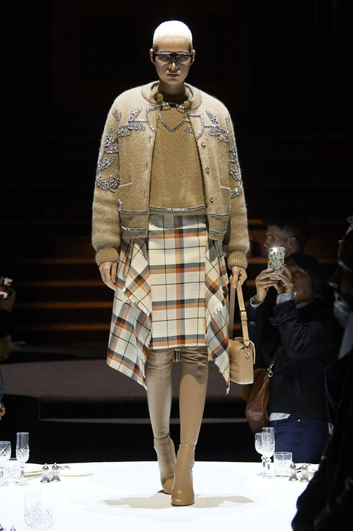 تنسيق تنانير الكارو بقصة غير مستقيمة من دار Burberry 