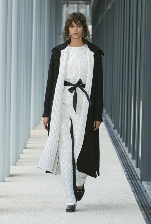  تصميم مزين بربطة من CHANEL