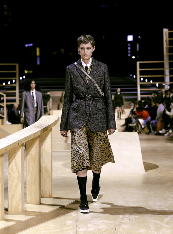  تنورة بنقشة النمر من Dior