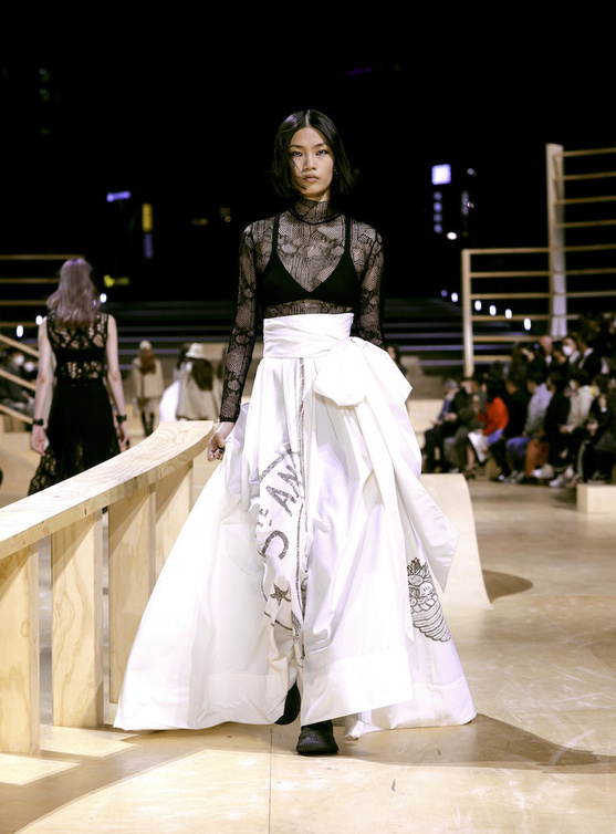  تنورة مزينة بربطة من Dior