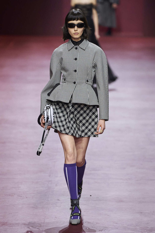 تنسيق تنانير الكارو الواسعة والقصيرة من دار Christian Dior