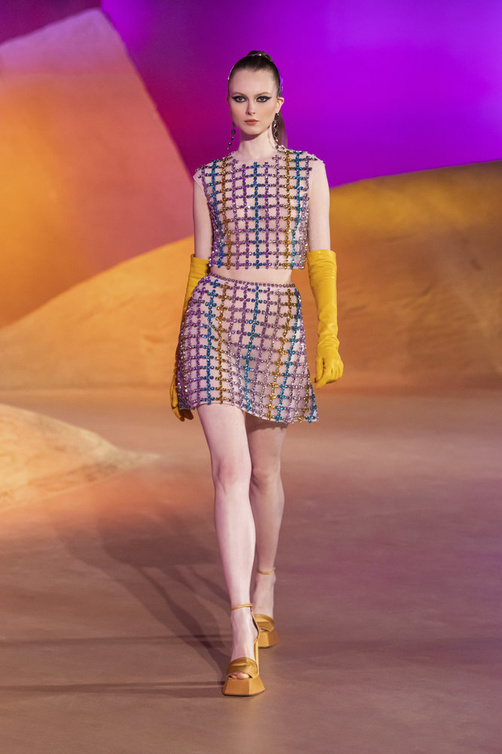 تنسيق تنانير الكارو القصيرة مع الكروب توب من دار Georges Hobeika