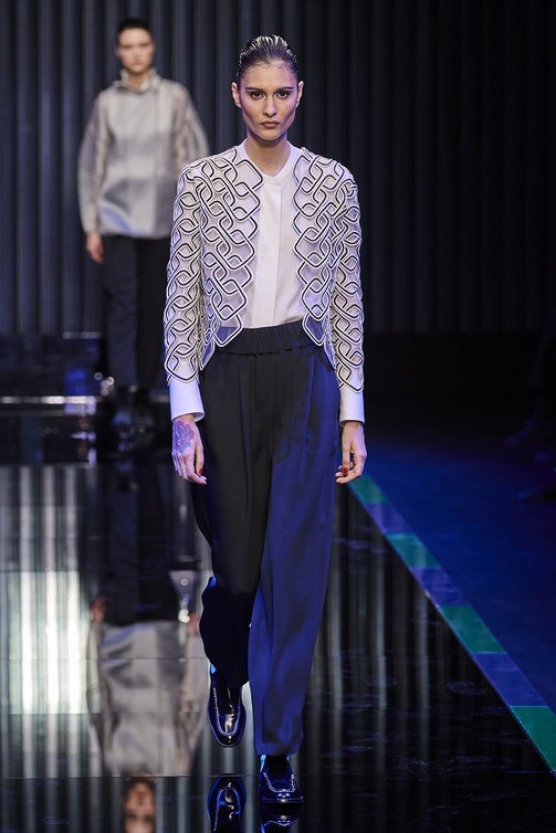 تنسيق القميص الأبيض بأسلوب شيك لافت من Giorgio Armani