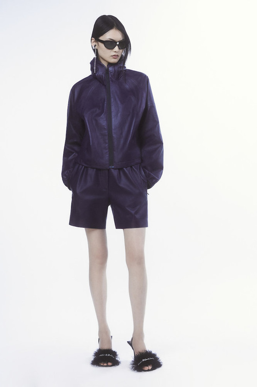  تصميم من الجلد البنفسجي من Givenchy