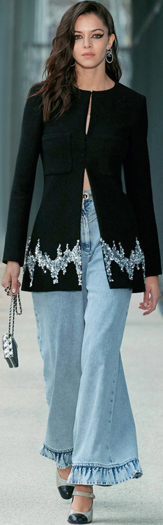 مجموعات ما قبل الخريف تعيد إحياء الدينم مع "شانيل"CHANEL