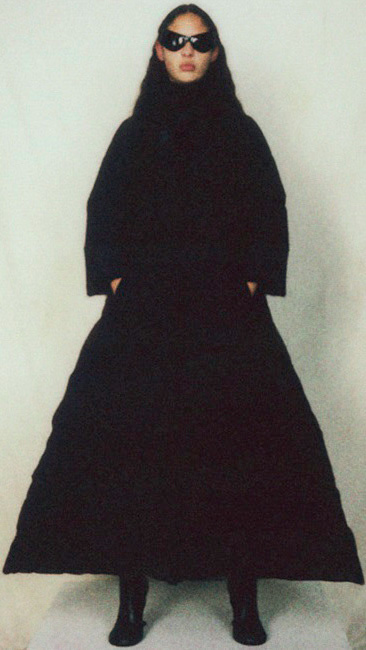 مجموعات ما قبل الخريف تعيد إحياء تنانير الخمسينيات مع "بالنسياغا"  Balenciaga