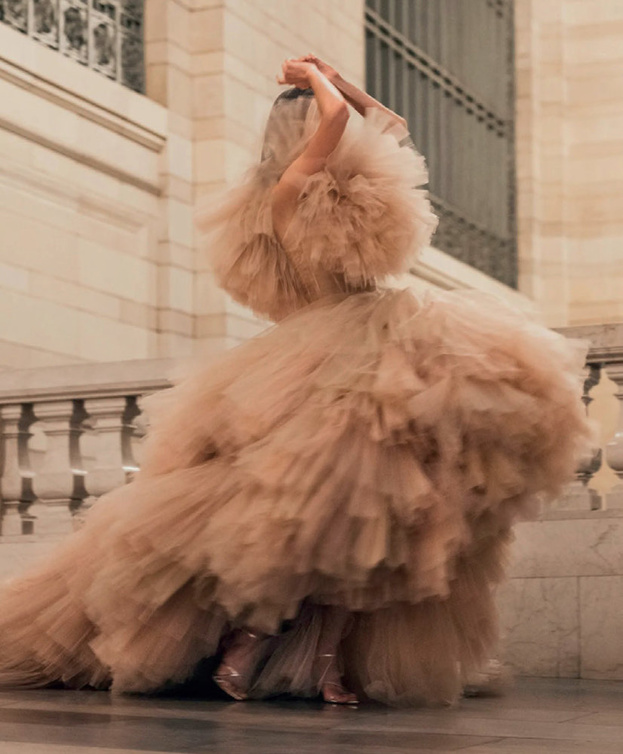 مجموعات ما قبل الخريف تعيد إحياء أشكال  FORM مع "أوسكار دي لا رنتا"Oscar de la Renta