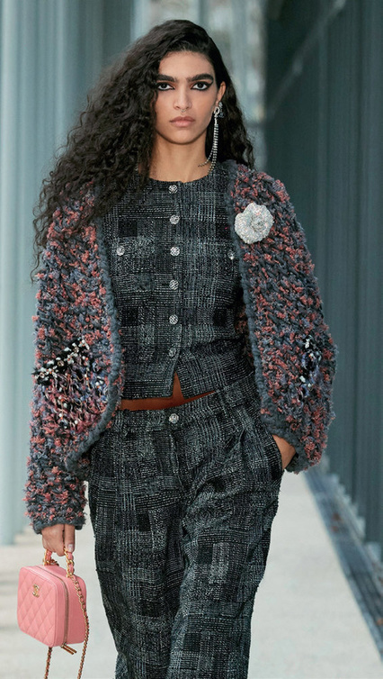 مجموعات ما قبل الخريف تعيد إحياء صيحة التويد مع "شانيل"CHANEL