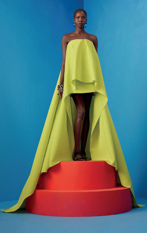 مجموعات ما قبل الخريف تعيد إحياء أخضر الليم LIME مع "كارولينا هيريرا"Carolina Herrera