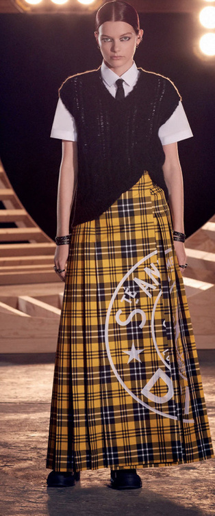 مجموعات ما قبل الخريف تعيد إحياء "وقت الطرطان" بنقشات المربعات مع "كريستيان ديور"Christian Dior