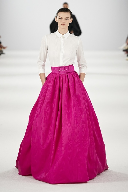 تنسيق القميص الأبيض مع تنورة طويلة باللّون الفوشيا من Carolina Herrera