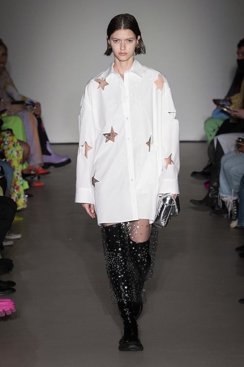 تنسيق القميص الأبيض بأسلوب الفستان من MSGM