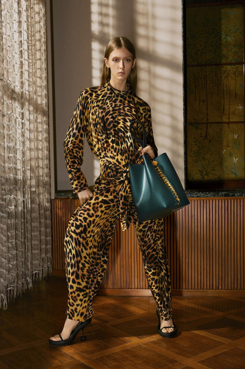  جمبسوت بنقشة النمر من Stella McCartney