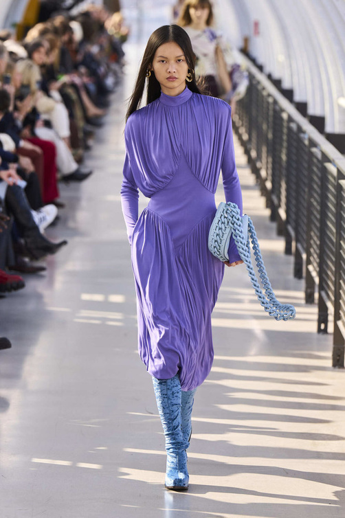 موضة الفساتين البنفسجية مع صيحة الحذاء عالي الساق من دار Stella Mccartney