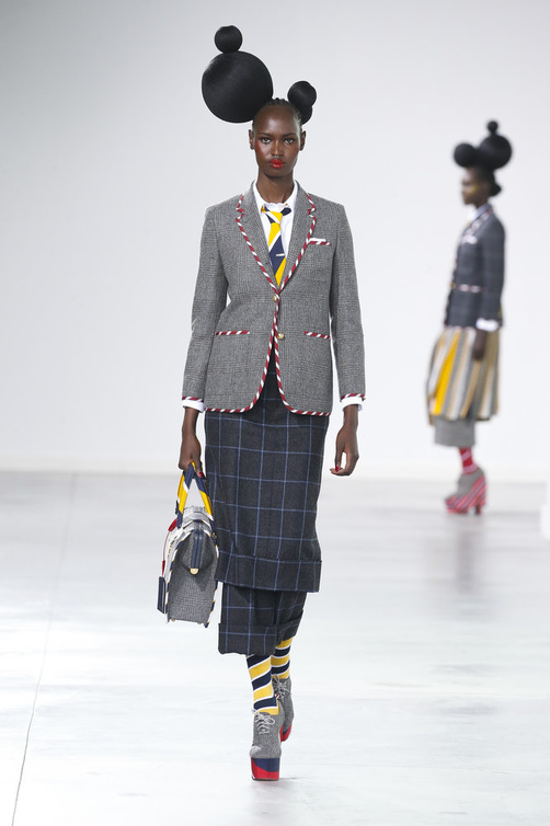 تنسيق تنانير الكارو الطويلة بقصة متدرجة من وحي دار Thom Browne