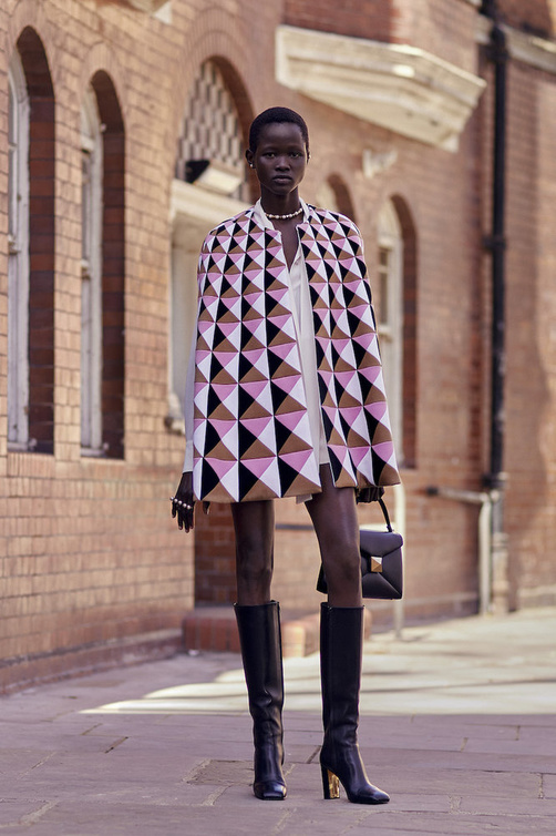  كاب من Valentino
