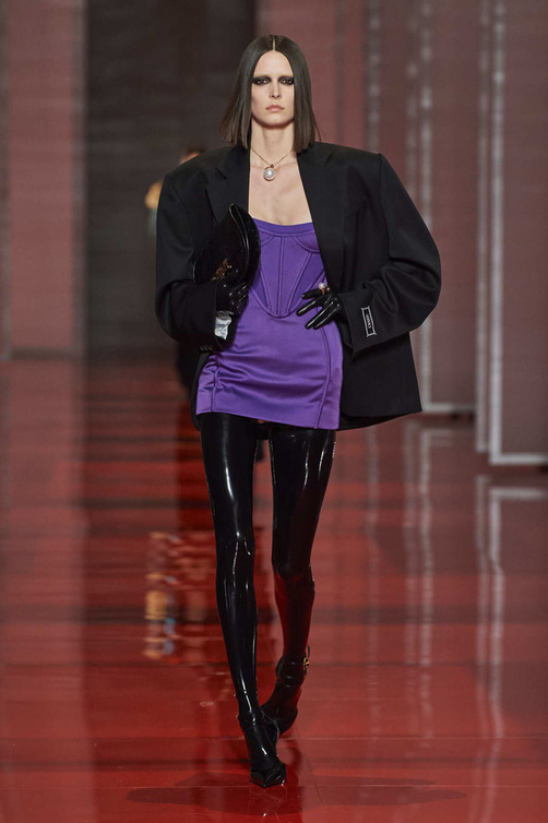 موضة الفساتين البنفسجية القصيرة والشبابية من دار Versace