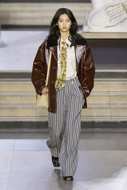 تنسيق القميص الأبيض بأسلوب عصري مميّز من Louis Vuitton