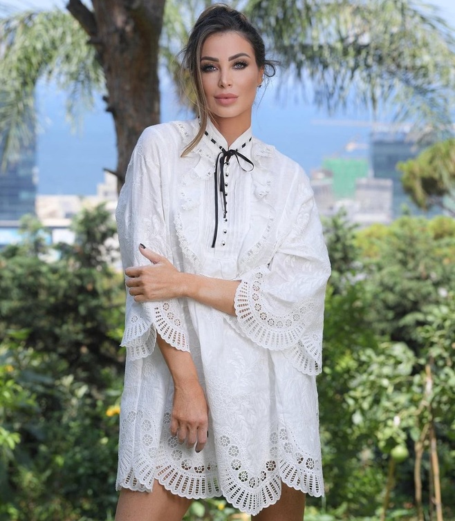 انابيلا هلال بفستان فضفاض من zimmermann لدى bloomingdales