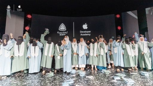 تخريج أول دفعة من أكاديمية مطوري آبل النسائية