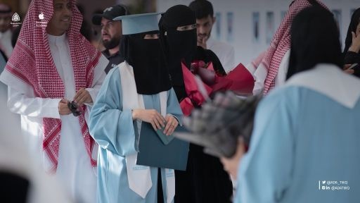 جانب من احتفال الخريجات وعائلاتهن