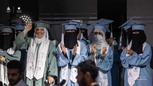 جانب من حفل تخريج أول دفعة من اكاديمية مطوري آبل