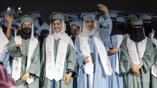جانب من فرحة خريجات أكاديمية مطوري آبل