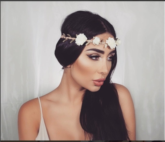 العيون المسحوبة بالايلاينر لمكياج رومانسي حالم