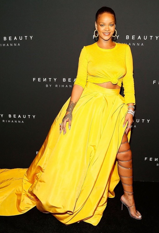 ريهانا‎ Rihanna ‎تشع باللون الاصفر مرتدية تنورة وتوب فاخرة من توقيع اوسكار دي لا رنتا ‏Oscar De ‎La Renta