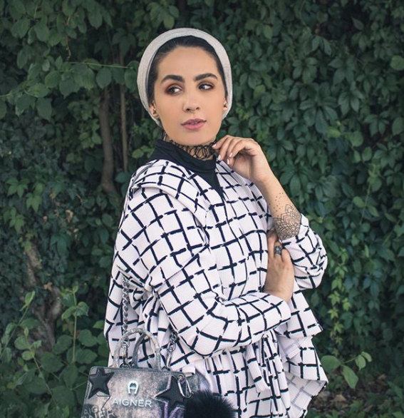 قميص مخطّط بالاسود بقماشة مميّزة تعتمده آسيا