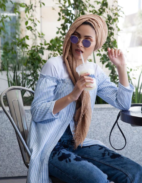 اطلالة مشرقة بالقميص المخطّط بالازرق السماوي لنبيلة كريم