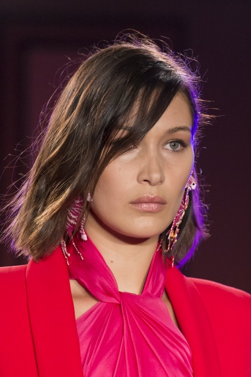 تسريحات شعر الكاري الجانبية بأسلوب عارضات ‏Brandon Maxwell