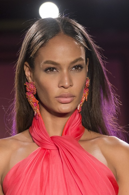 تسريحات الشعر المنسدل والطبيعي من ‏Brandon Maxwell.
