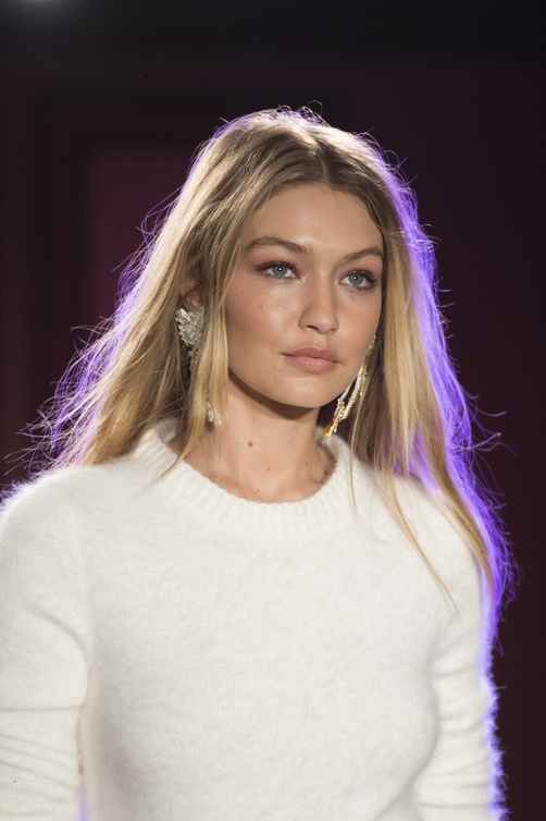 تسريحات الشعر المنسدل الجانبية من ‏Brandon Maxwell