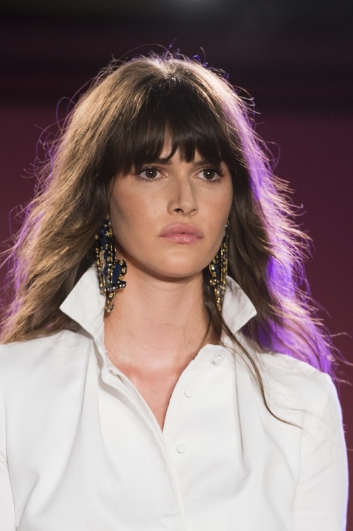 تسريحات الشعر المنسدل مع الغرة الامامية من ‏Brandon Maxwell