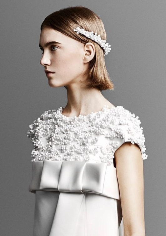تسريحة مع اكسسوار من viktor&rolf