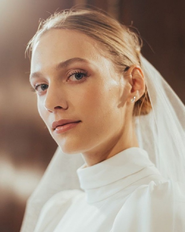 تسريحة من عرض monique greenberg