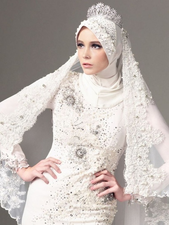  تاج تقليدي يزين طرحة العروس