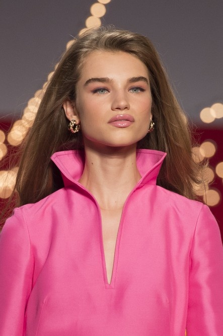 تسريحات شعر منسدل وطويل مع الغرة الجانبية من Brandon Maxwell