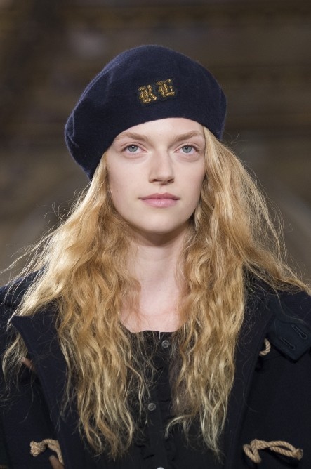 تسريحات شعر مجعدة ومنسدلة من Ralph Lauren