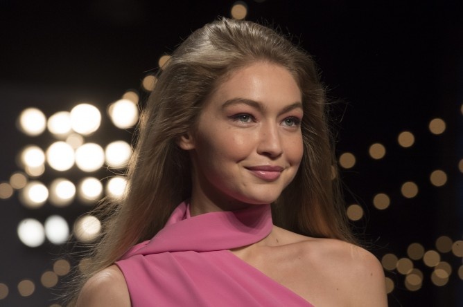 تسريحات شعر منسدل وطويل بأسلوب جيجي حديد Gigi Hadid