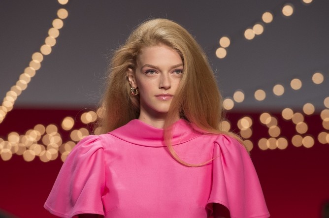 تسريحات شعر طويلة مع الغرة الجانبية من Brandon Maxwell