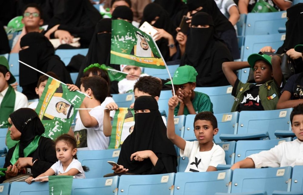 سارة الدوسري أول سعودية مسؤولة عن تنظيم مدرج العائلات في الملاعب